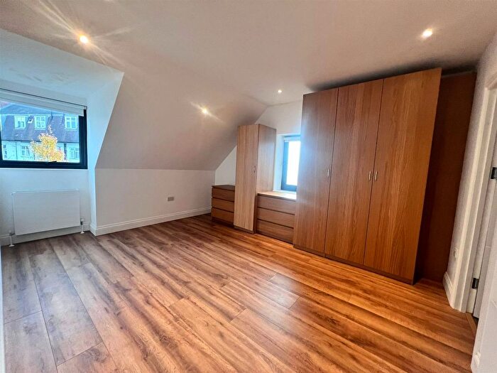 2 Bedroom Detached House To Rent In Edeleny Close, London, N2