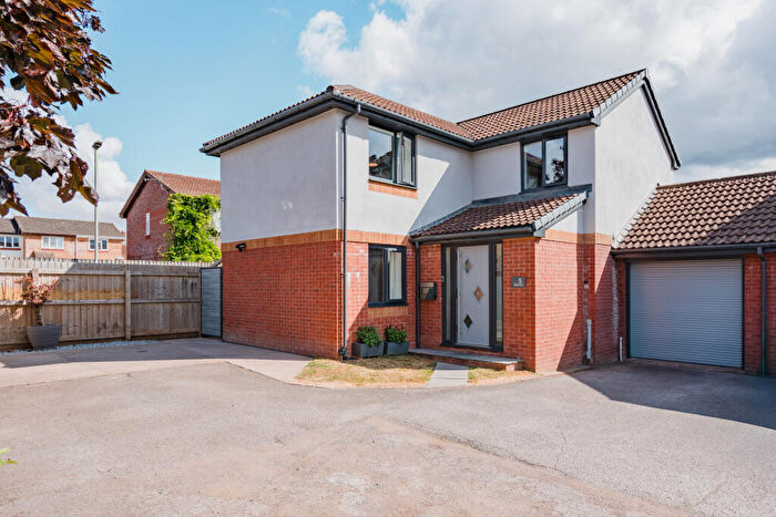 4 Bedroom Link Detached House For Sale In Barley Close, Cullompton, Devon, EX15
