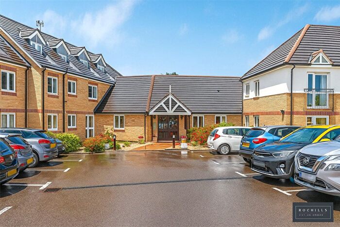 1 Bedroom Flat For Sale In Mervyn Road, Shepperton, Surrey, TW17