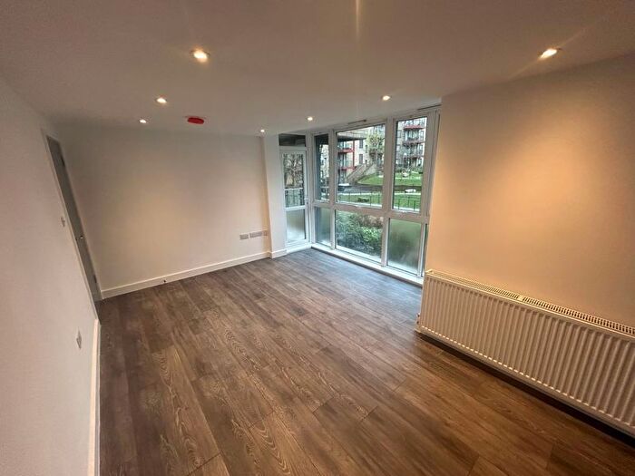 2 Bedroom Flat To Rent In Tollgate Gardens, London, NW6