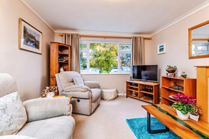 2 Bedroom Flat For Sale In Beechwood Road, Caterham, Surrey, CR3