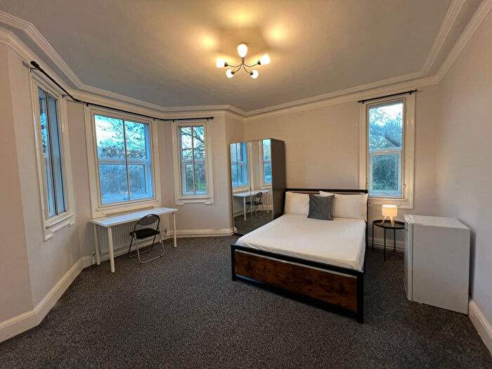 1 Bedroom Flat To Rent In North Circular Road, NW11