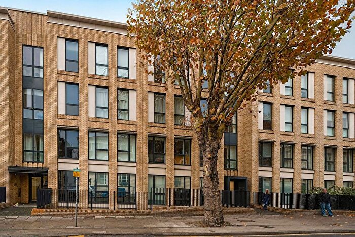 3 Bedroom Flat To Rent In Cambridge Avenue, North Maida Vale, London, NW6