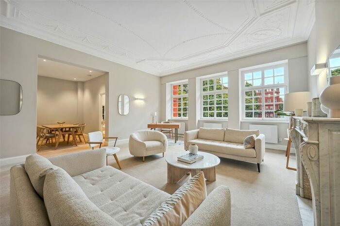 2 Bedroom Flat To Rent In Cadogan Square, London, SW1X