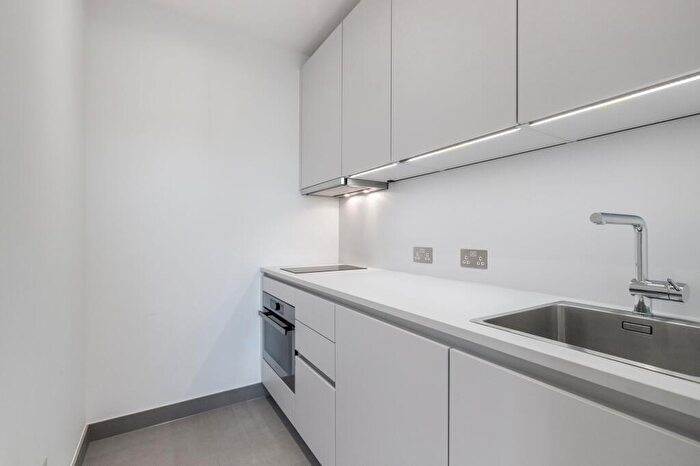 Flat To Rent In Greencroft Gardens, NW6