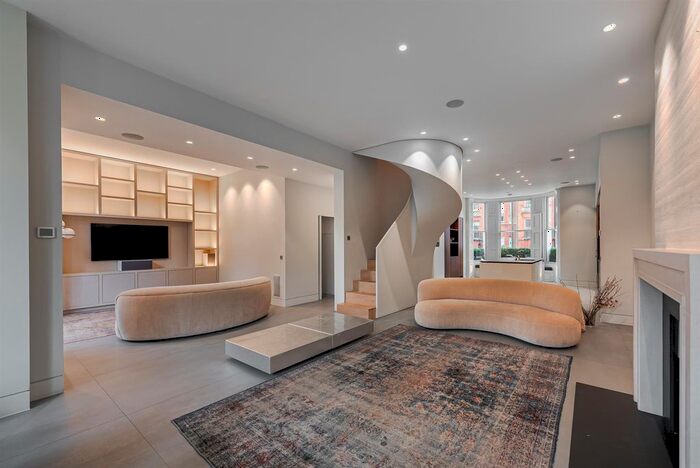 3 Bedroom Flat To Rent In Gledhow Gardens, London, SW5