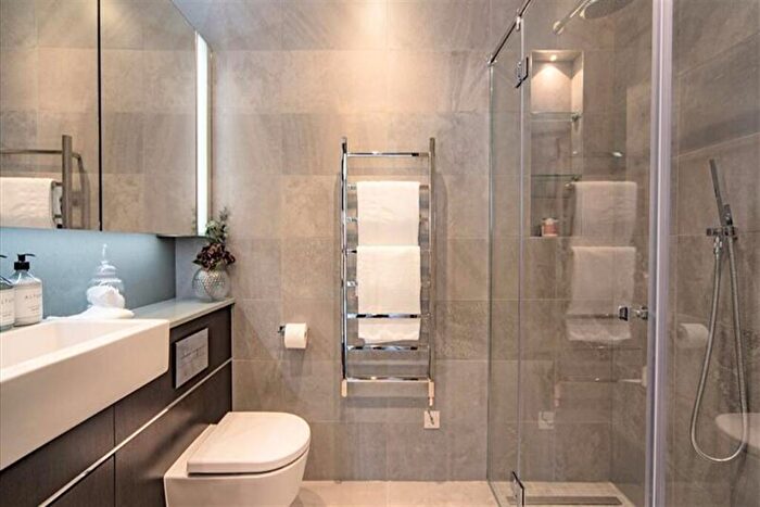 2 Bedroom Apartment To Rent In Thornes House, Nine Elms, SW11