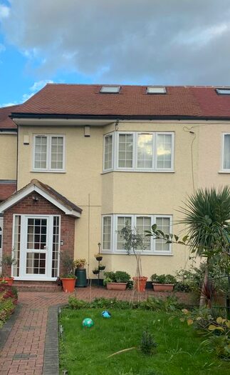 5 Bedroom Terraced House To Rent In Pettits Close, Romford, RM1