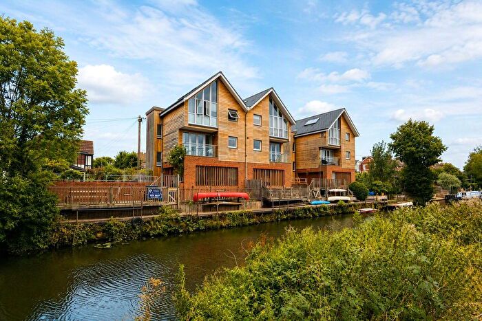 3 Bedroom Semi Detached House For Sale In Barden Road, Tonbridge, Kent, TN9