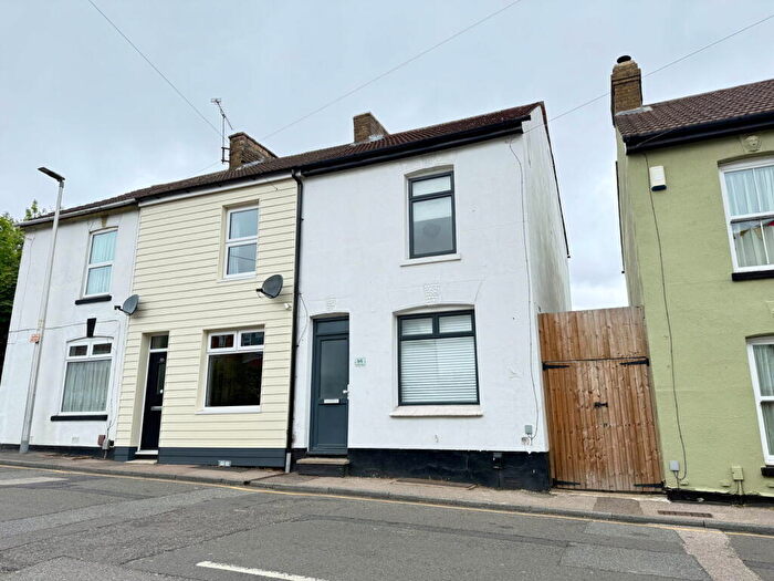 2 Bedroom End Of Terrace House For Sale In Ideal For First Time Buyers, Close To Rainham Town Centre And Train Station - Orchard Street, ME8