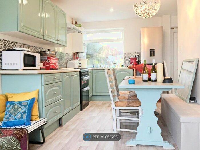 4 Bedroom Semi-Detached House To Rent In Roman Way, Birmingham, B15