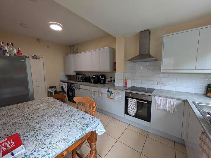 6 Bedroom Terraced House To Rent In Elmsthorpe Avenue, Nottingham, NG7