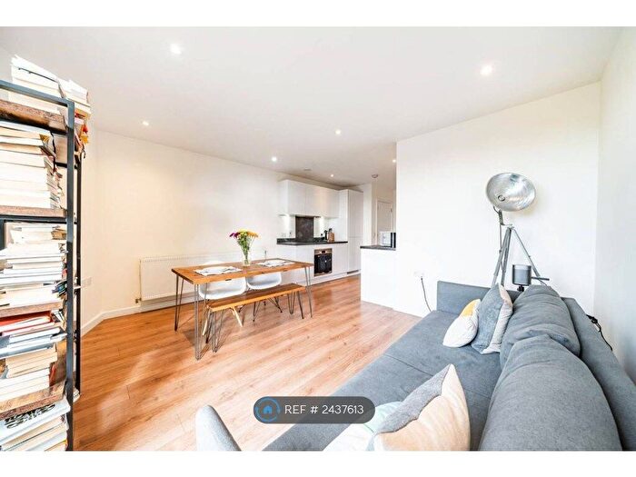 1 Bedroom Flat To Rent In St. James's Crescent, London, SW9