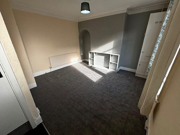 2 Bedroom Property To Rent In Longroyd Grove, LS11