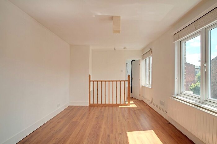 1 Bedroom Flat To Rent In Mulkern Road, Archway, London, N19