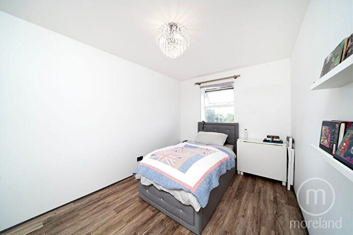 3 Bedroom End Of Terrace House For Sale In Compton Close, London, NW11