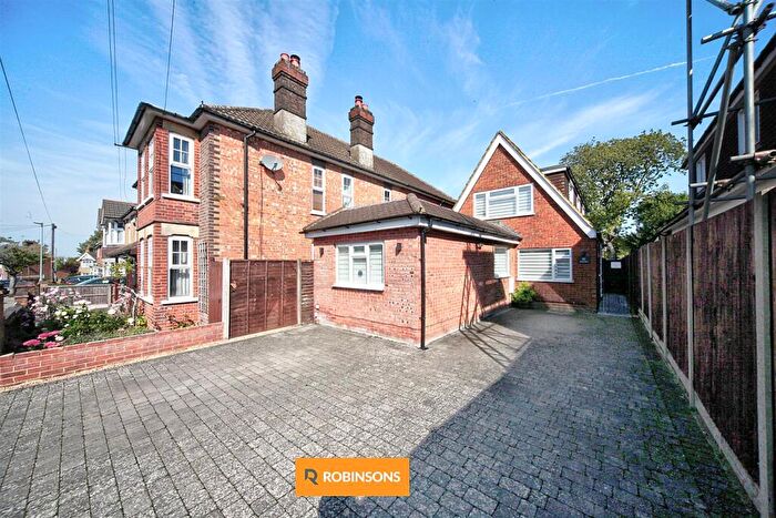 3 Bedroom Detached House For Sale In Downs Road, Dunstable, LU5