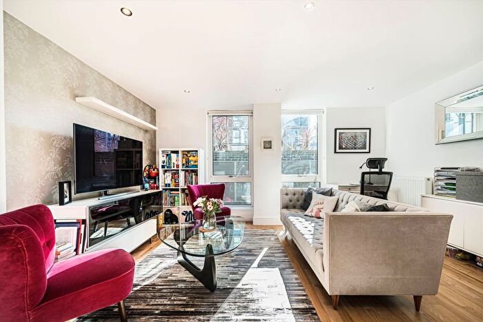 3 Bedroom Flat To Rent In Dowells Street, Greenwich, London, SE10