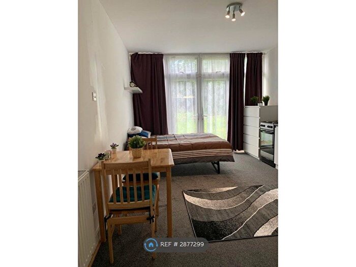 Studio To Rent In Green Lanes, London, N13