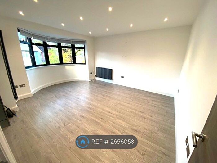 3 Bedroom Flat To Rent In Hervey Close, London, N3