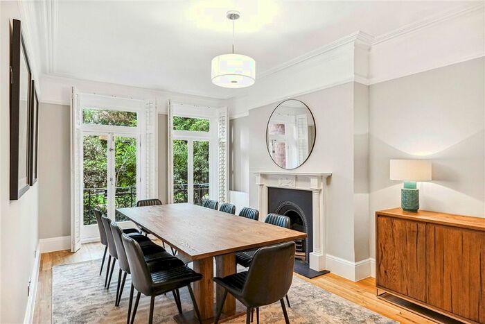 3 Bedroom Flat To Rent In St Georges Court, Gloucester Road, South Kensington, London, SW7