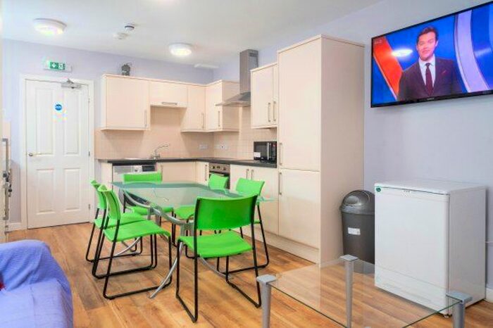 7 Bedroom Semi-Detached House To Rent In Hughenden Road, High Wycombe, Buckinghamshire, HP13