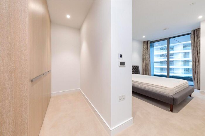 Flat To Rent In Park Drive, South Quay, E14