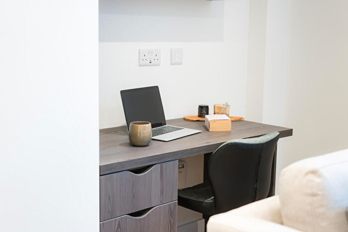 Apartment To Rent In Apt, Churchill House Residence #, LS1