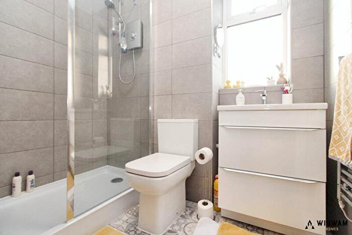 2 Bedroom Flat For Sale In Compass Road, Hull, HU6