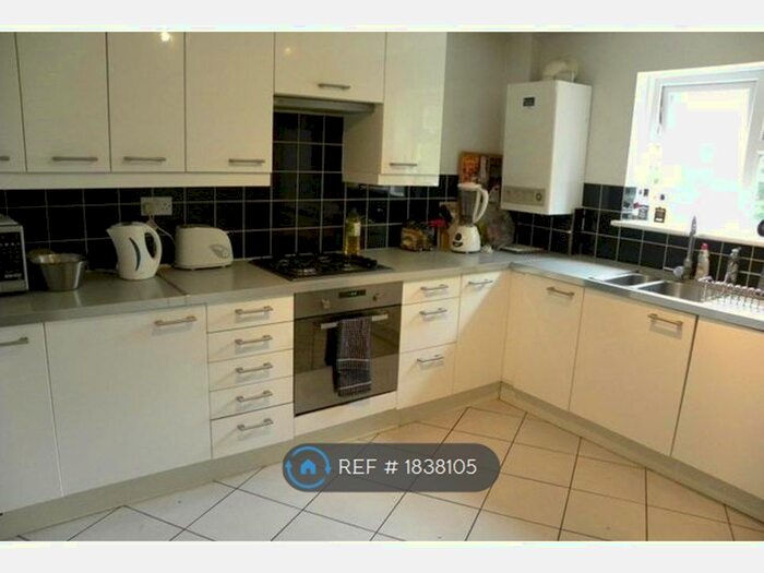 3 Bedroom Flat To Rent In St Mary's Road, London, SE15