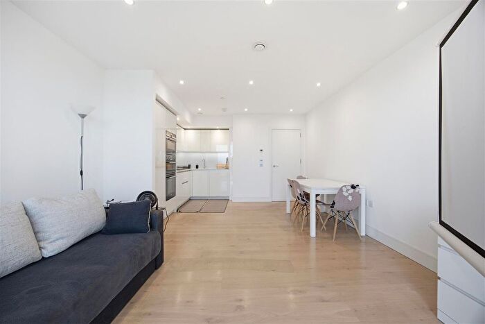 2 Bedroom Flat For Sale In Garnet Place, West Drayton, UB7