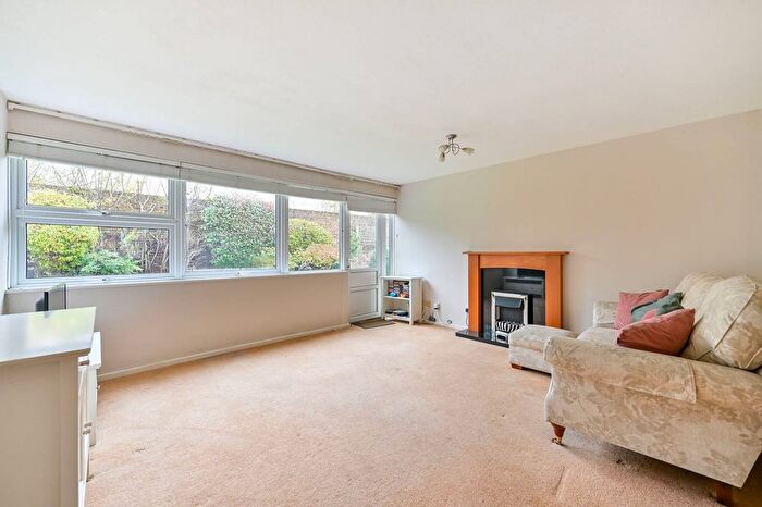 2 Bedroom Flat To Rent In Kings Paddock, Hampton, TW12