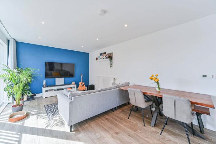 2 Bedroom Flat To Rent In Cobham House, Kidbrooke, London, SE3