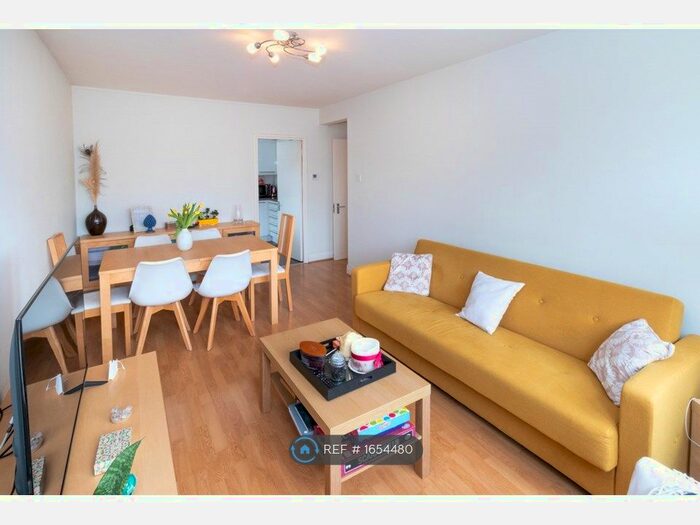 2 Bedroom Flat To Rent In Park South, London, SW11