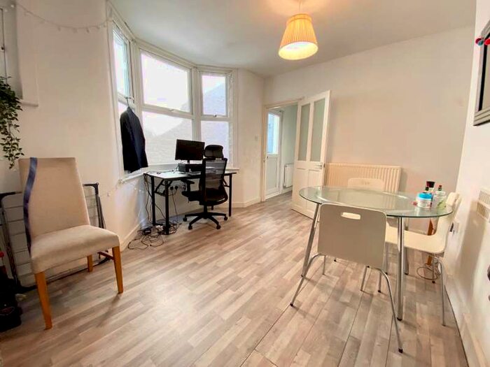 2 Bedroom Flat To Rent In Helix Gardens, London, SW2