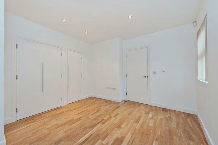 2 Bedroom Property To Rent In Woodside Park Road, London, N12