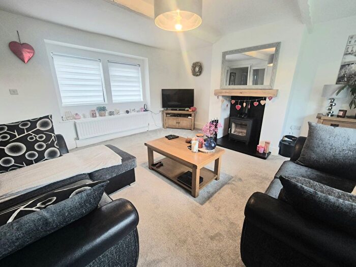 3 Bedroom Property To Rent In Causeway Foot, Halifax, HX2
