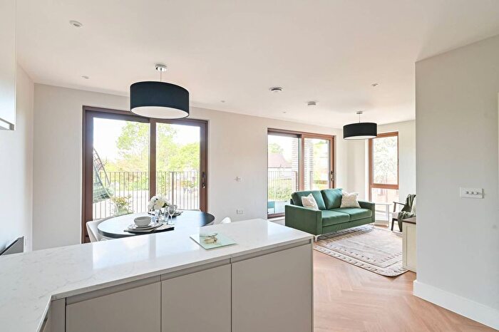 2 Bedroom Flat For Sale In Lynton Road, Acton, London, W3