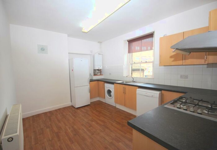 3 Bedroom Flat To Rent In Masons Hill Bromley, BR2