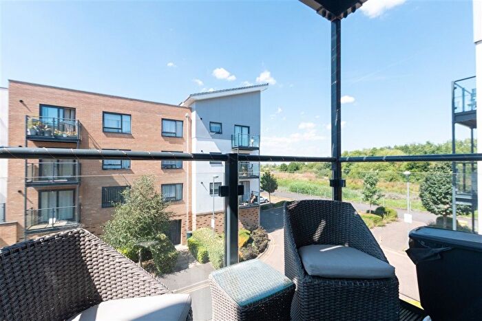 2 Bedroom Flat For Sale In Creek Mill Way, Dartford, Kent, DA1