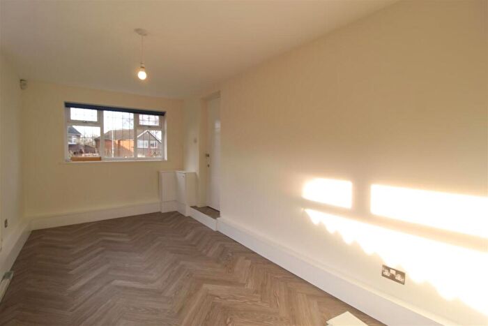 5 Bedroom Detached House To Rent In Kirkwood Gardens, Leeds, LS16