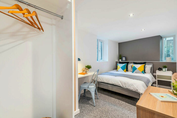 6 Bedroom House To Rent In Blenheim Square, Leeds, LS2