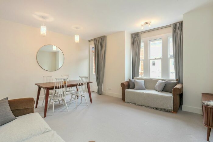 3 Bedroom Flat To Rent In Munster Road, Fulham, SW6
