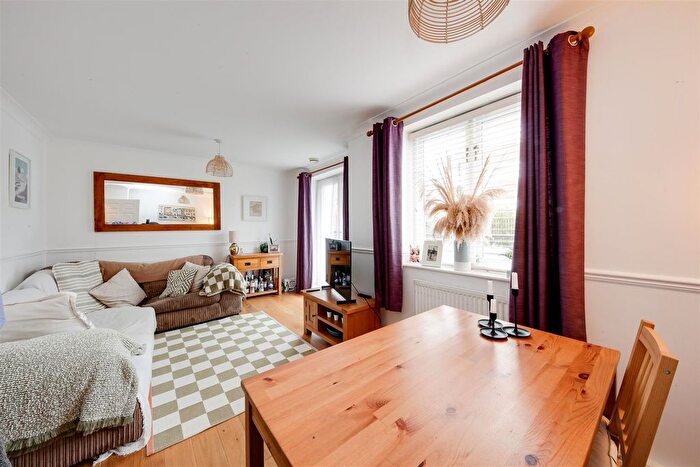 2 Bedroom Flat To Rent In Island Row, London, Limehouse, E14