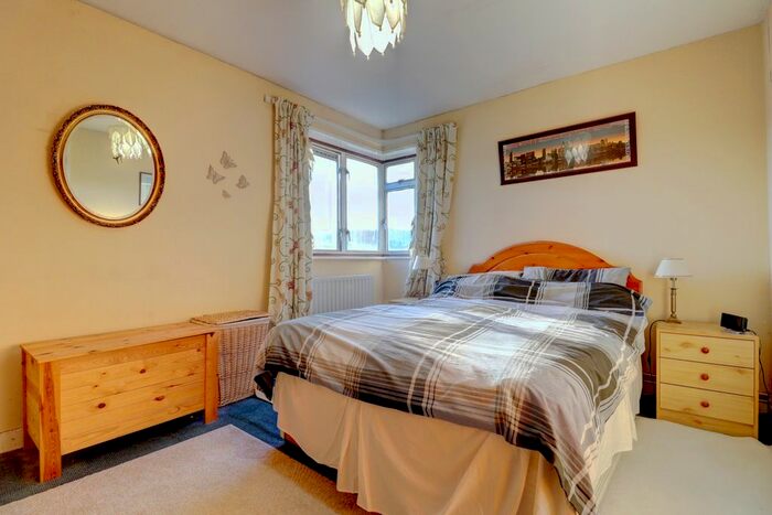 2 Bedroom Maisonette For Sale In London Road, High Wycombe, HP11