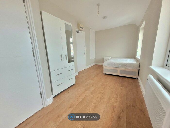 Studio To Rent In Layfield Road, London, NW4