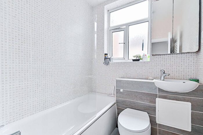 2 Bedroom Maisonette To Rent In Mantilla Road, Furzedown, London, SW17