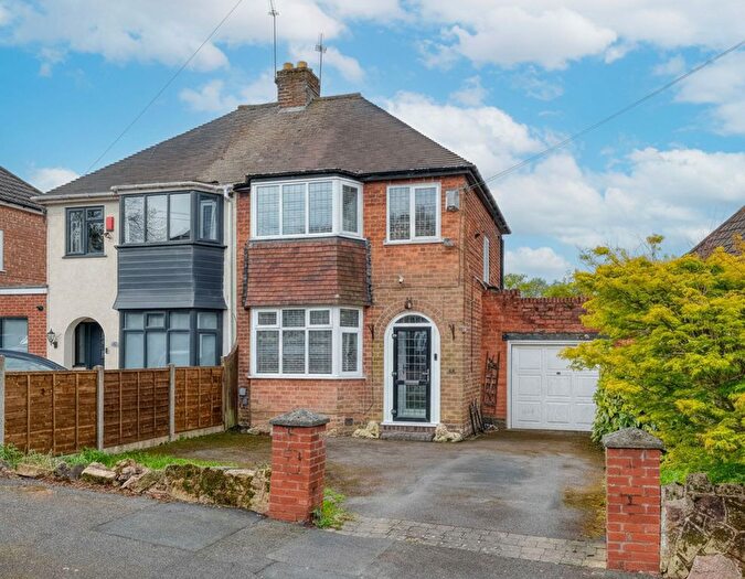 3 Bedroom Semi Detached House For Sale In Glenwood Road, Birmingham, B38
