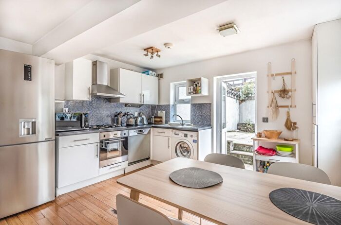 2 Bedroom Flat To Rent In South Lambeth Road, Stockwell, London, SW8