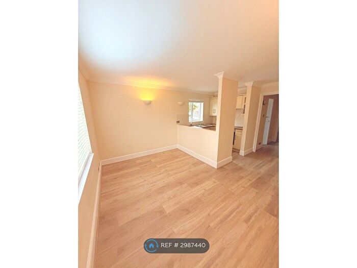 1 Bedroom Flat To Rent In Ottershaw, Chertsey, KT16